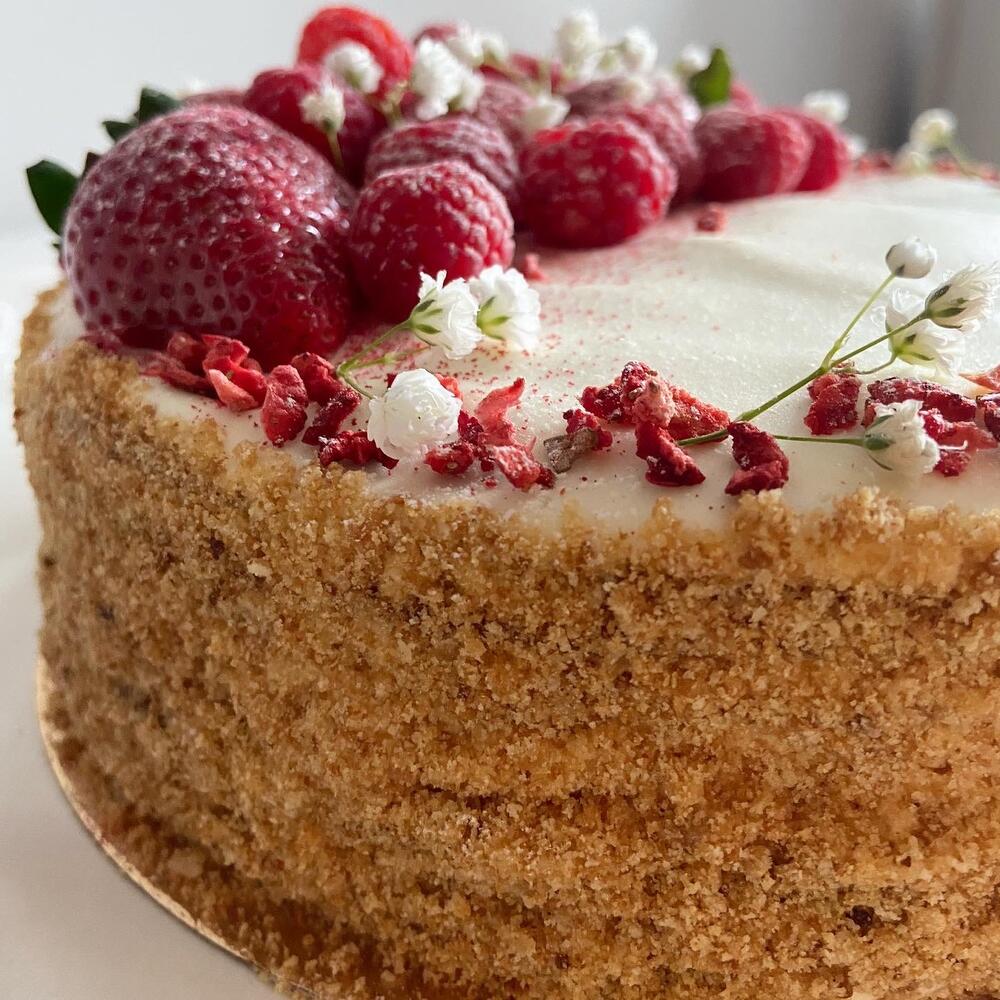 Ягодный медовый торт