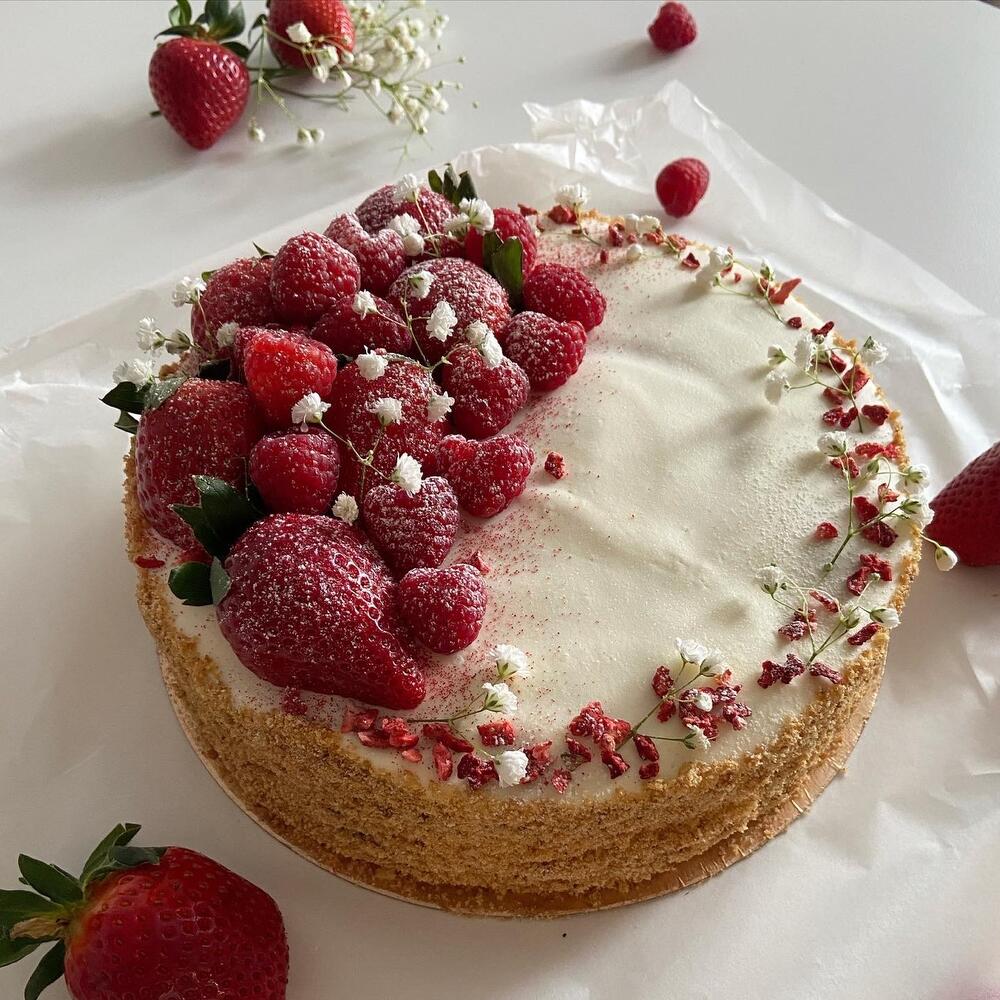 Ягодный медовый торт