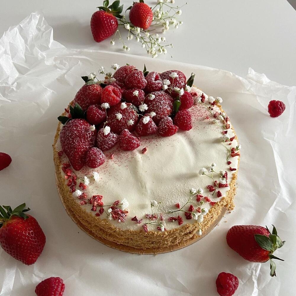 Ягодный медовый торт