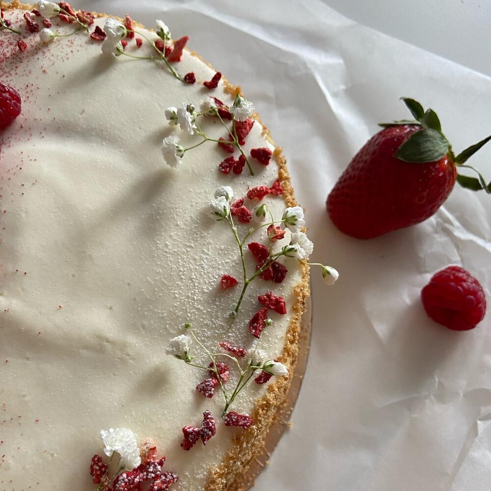 Ягодный медовый торт