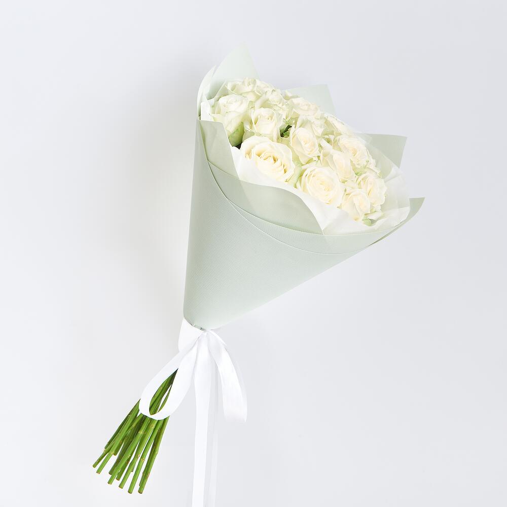 Букет из 19 белых роз в дизайнерской упаковке.