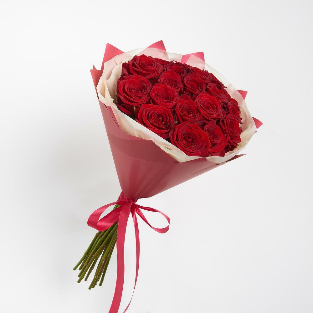 Букет из 19 красных роз в дизайнерской упаковке.