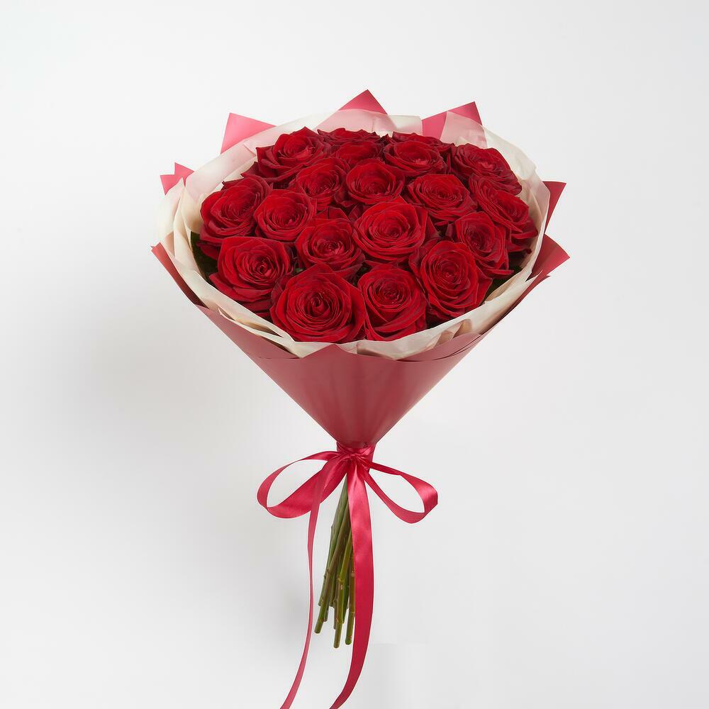 Букет из 19 красных роз в дизайнерской упаковке.