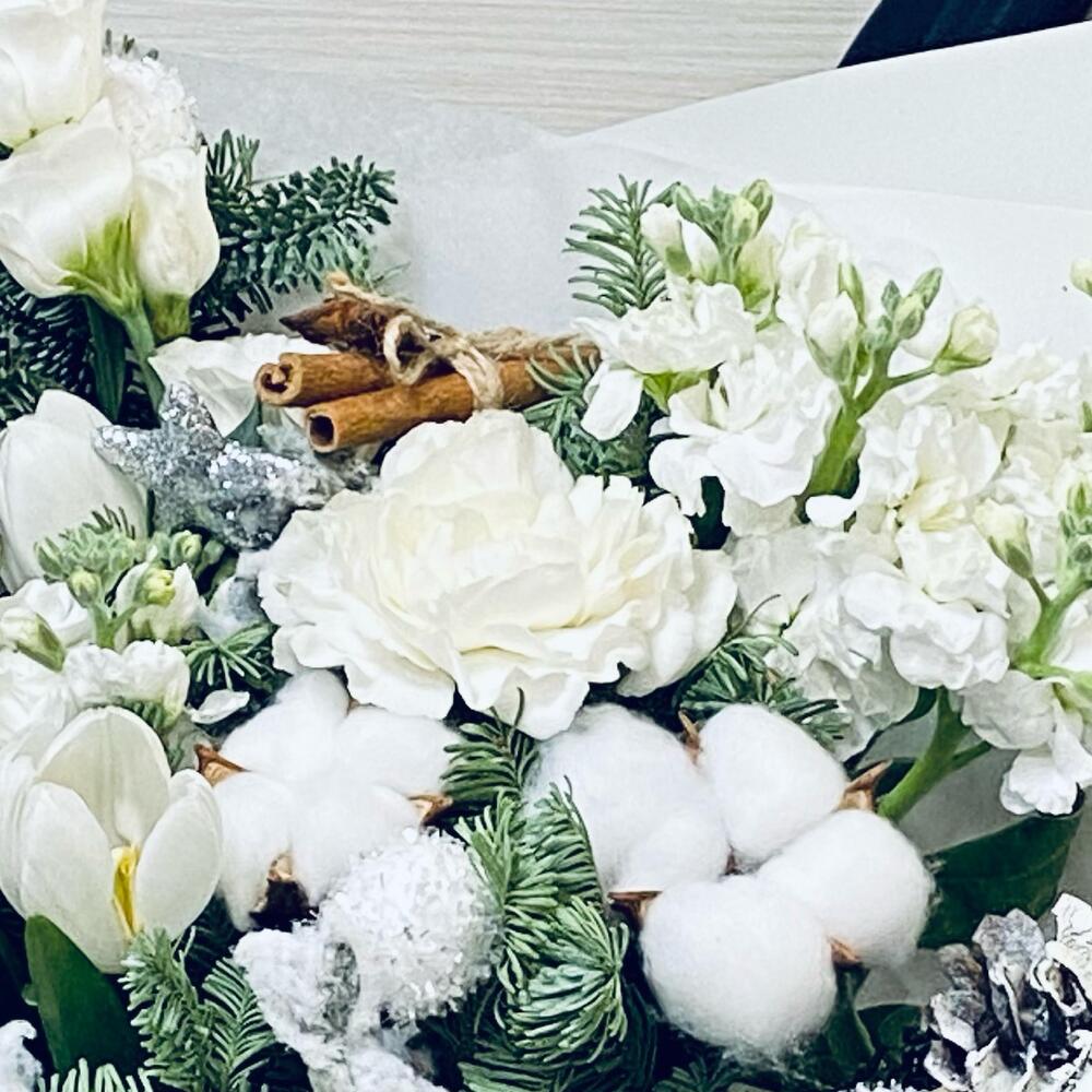 Зимний букет из хлопка и ели