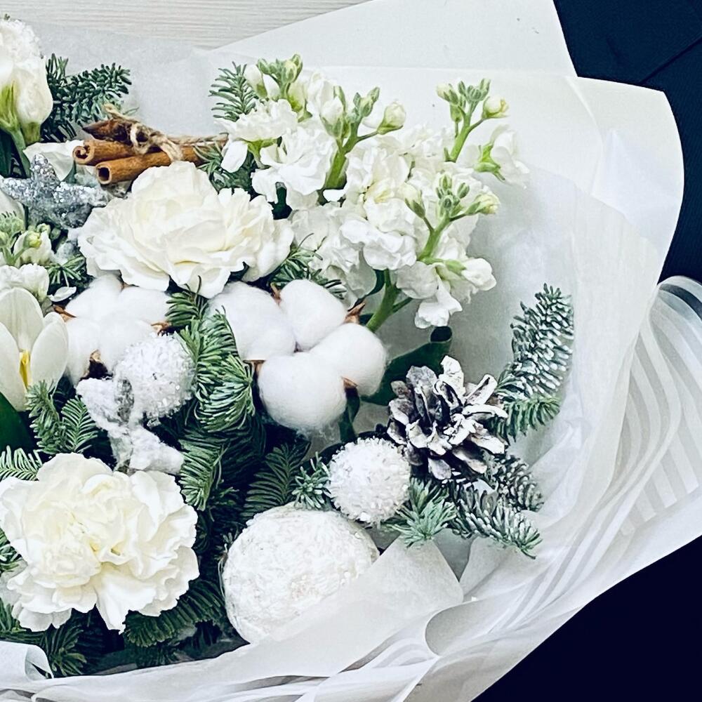 Зимний букет из хлопка и ели