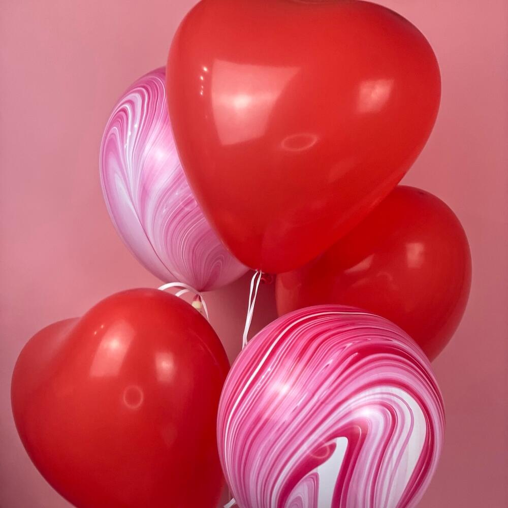 Набор воздушных шаров в форме красного сердца и розового мраморного агата.