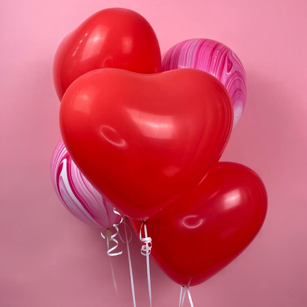 Набор воздушных шаров в форме красного сердца и розового мраморного агата.