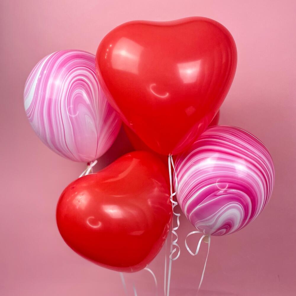 Набор воздушных шаров в форме красного сердца и розового мраморного агата.