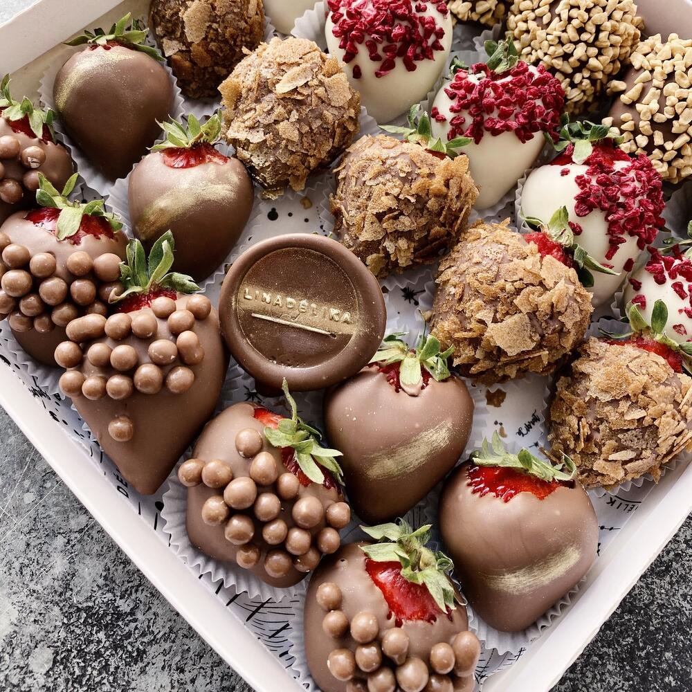 Клубника в шоколаде "Ассорти" (20-25 ягод)