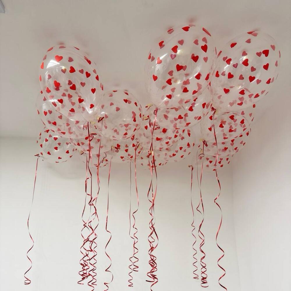 Набор из 15 прозрачных воздушных шаров для потолка с изображением красного сердца.