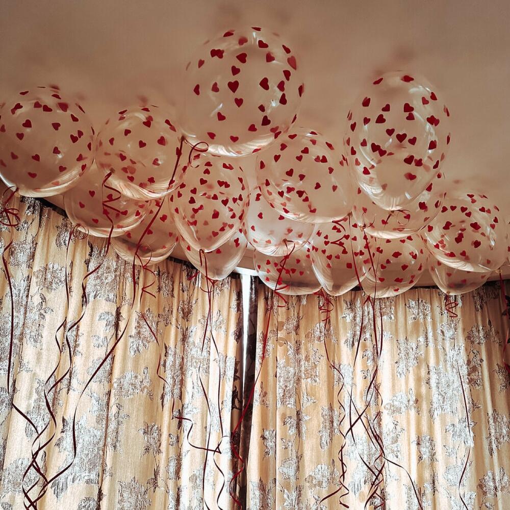 Набор из 15 прозрачных воздушных шаров для потолка с изображением красного сердца.