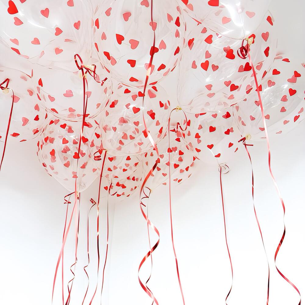 Набор из 15 прозрачных воздушных шаров для потолка с изображением красного сердца.