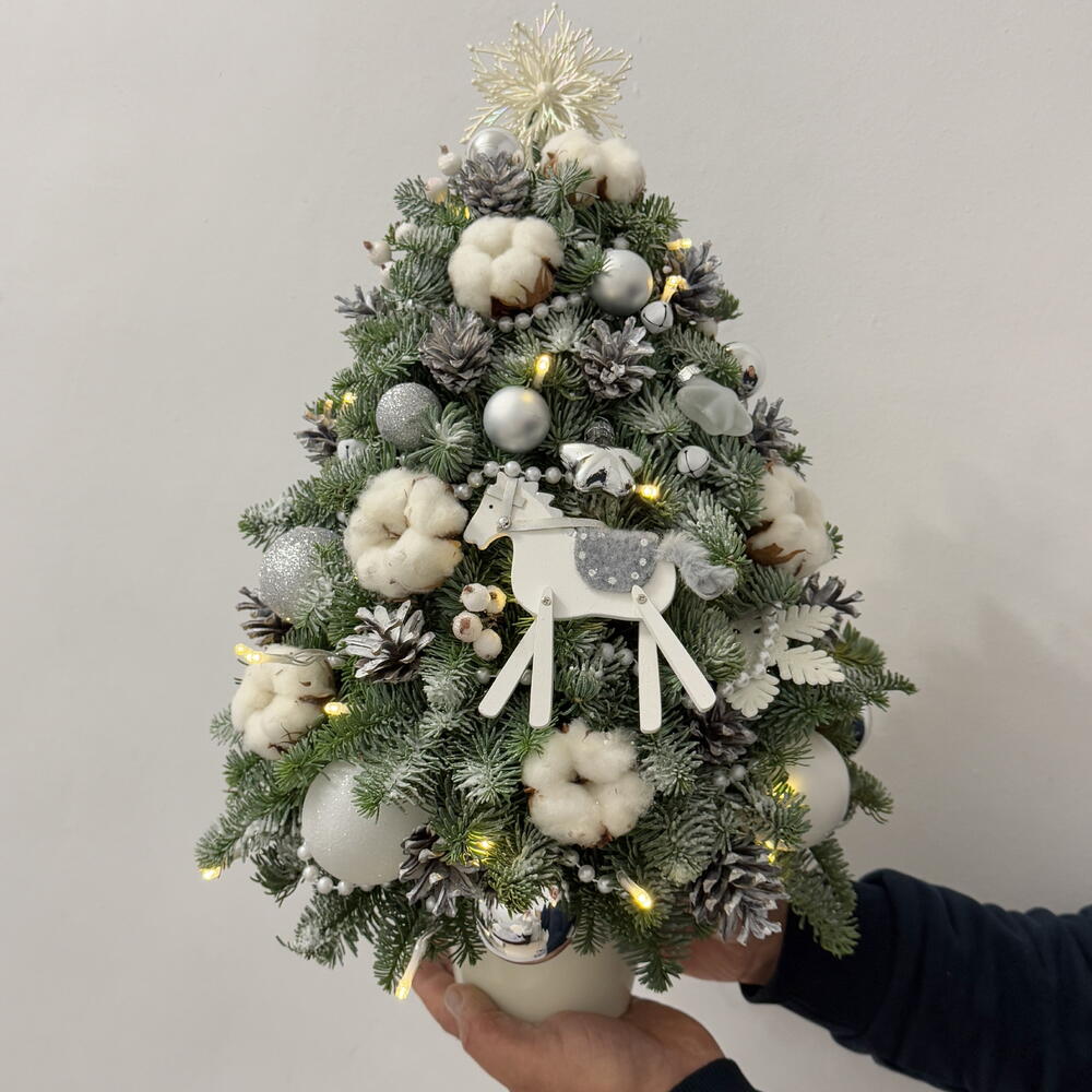 Серебристо-белая рождественская елка с лошадью