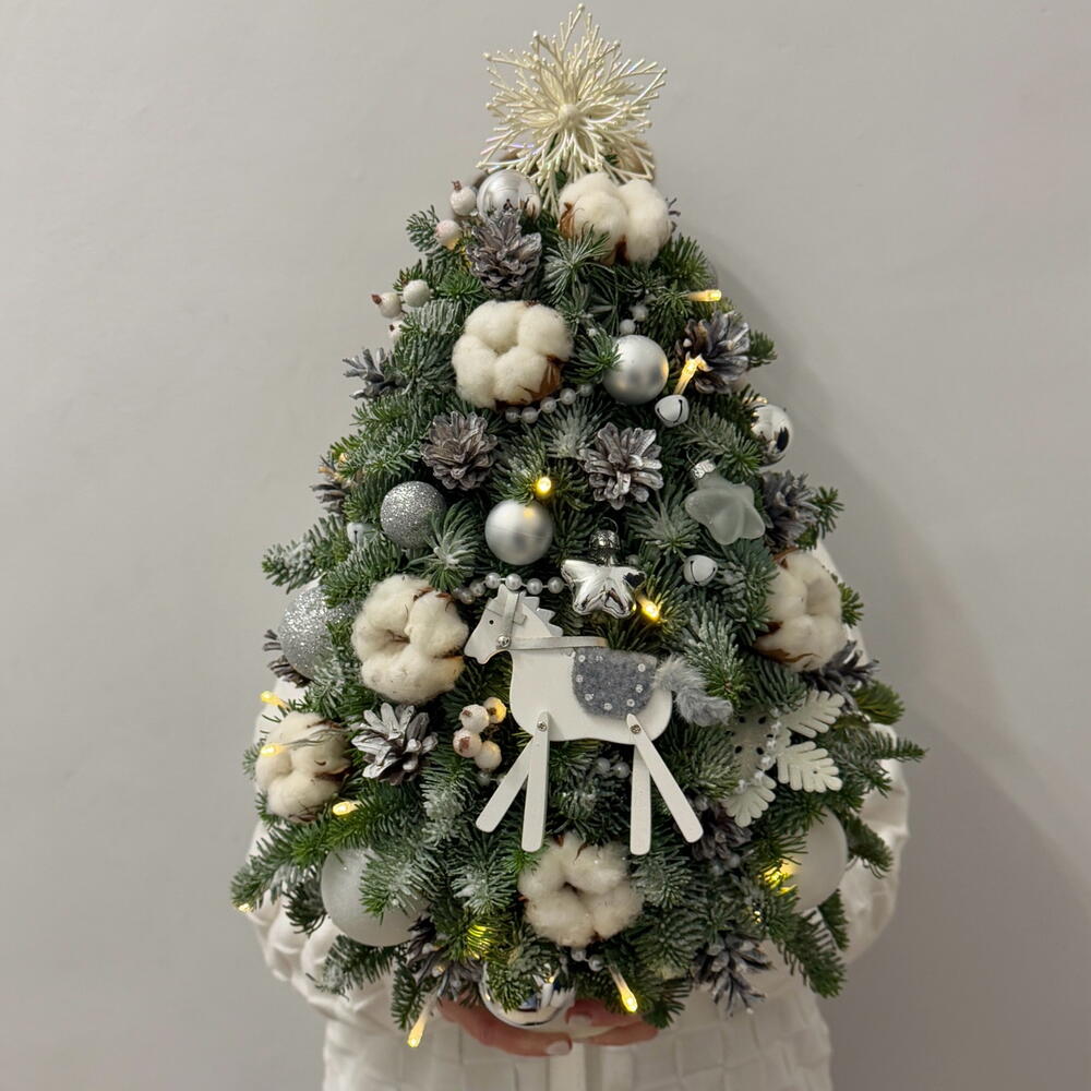 Серебристо-белая рождественская елка с лошадью