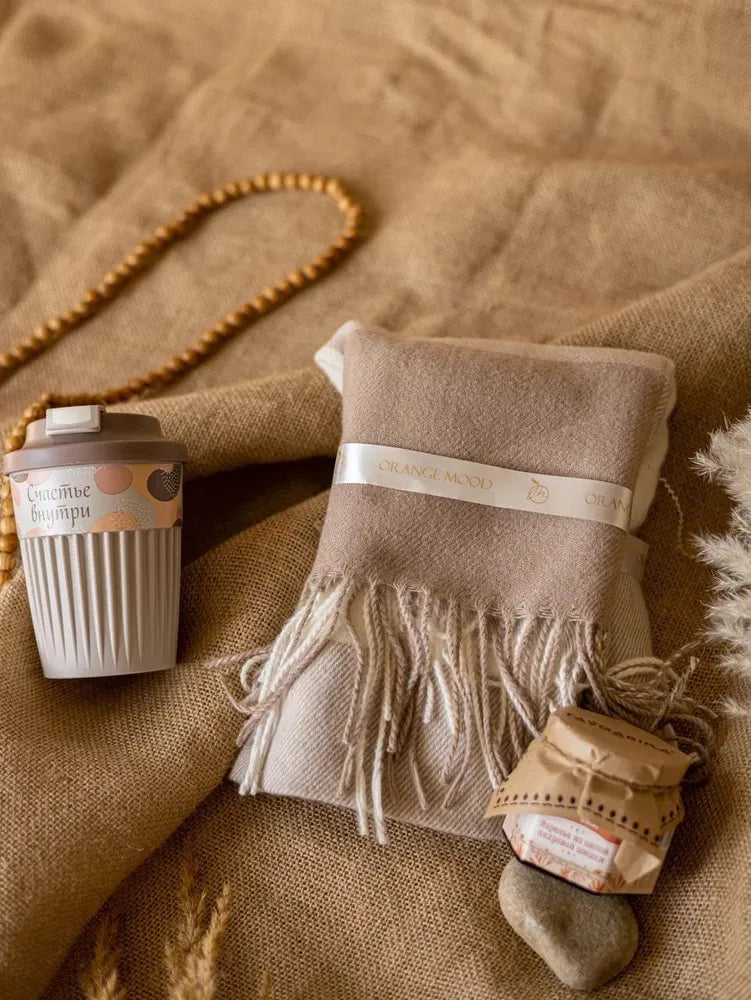 Подарочный набор для женщин — для подруги, коллеги или сестры. Подарок на День матери, Новый год или день рождения — женский кашемировый шарф, надетый в несколько рядов.