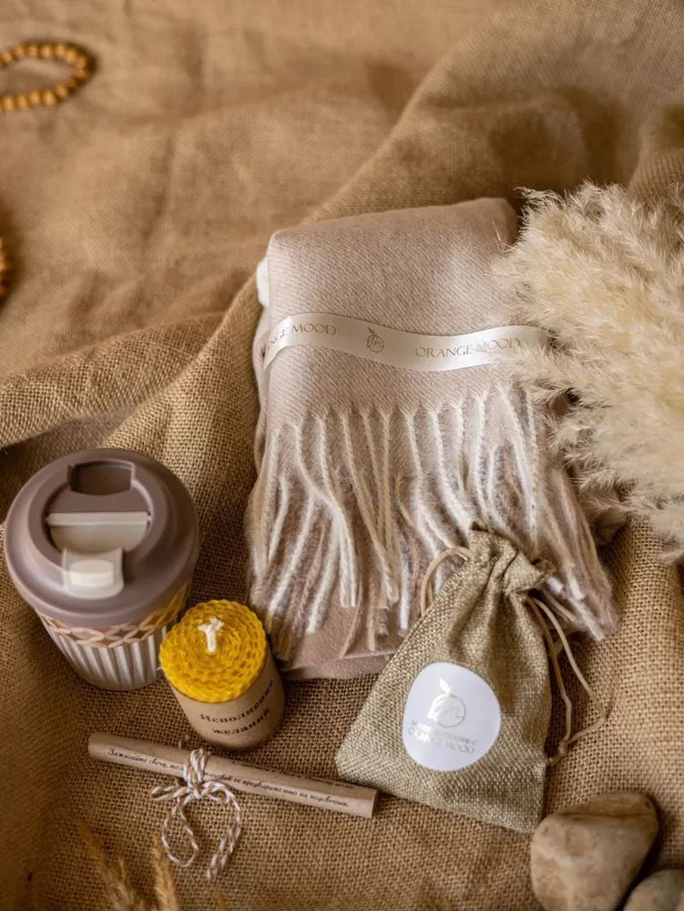 Подарочный набор для женщин - подарок для учительницы, мамы, подруги, коллеги - теплый женский шарф, палантин, свеча.