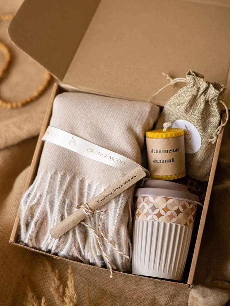 Подарочный набор для женщин - подарок для учительницы, мамы, подруги, коллеги - теплый женский шарф, палантин, свеча.