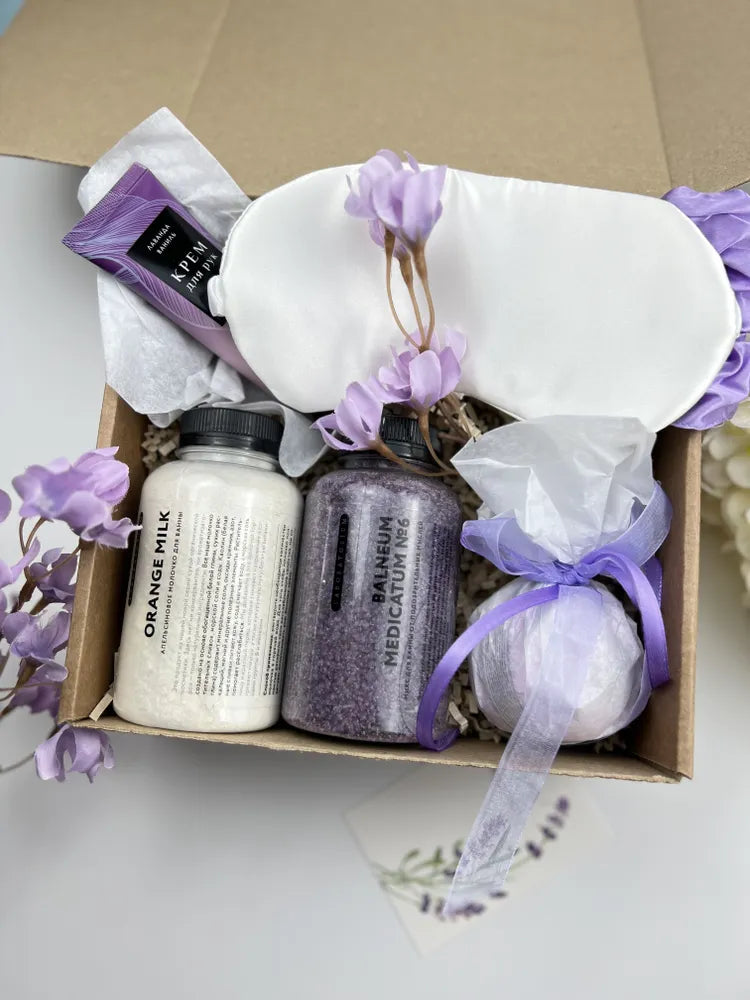 Новогодний подарок — варежки, новогодний чай, кружка в вязаном свитере.