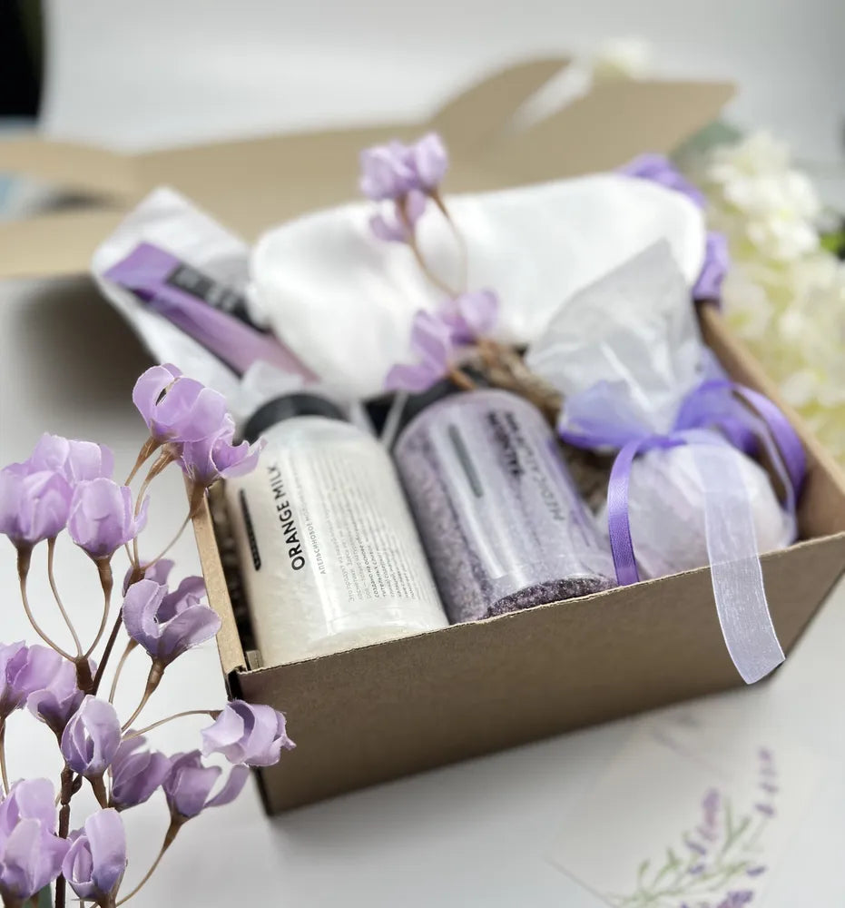 Новогодний подарок — варежки, новогодний чай, кружка в вязаном свитере.