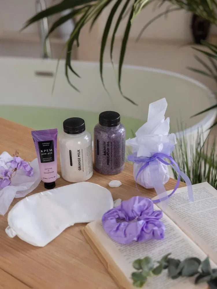 Новогодний подарок — варежки, новогодний чай, кружка в вязаном свитере.