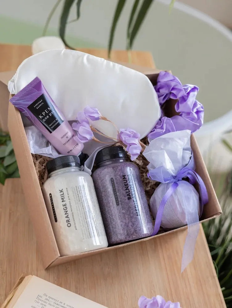 Новогодний подарок — варежки, новогодний чай, кружка в вязаном свитере.