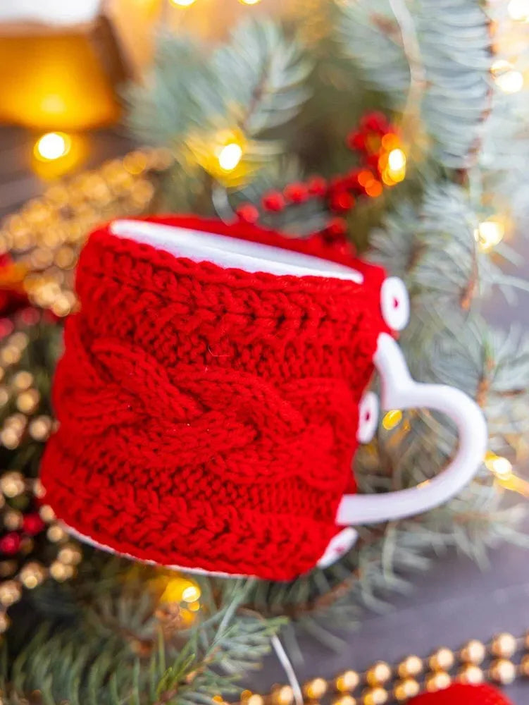 Новогодний подарочный набор «Люби зиму» — пушистые варежки, носки, свеча и кружка в вязаном футляре.