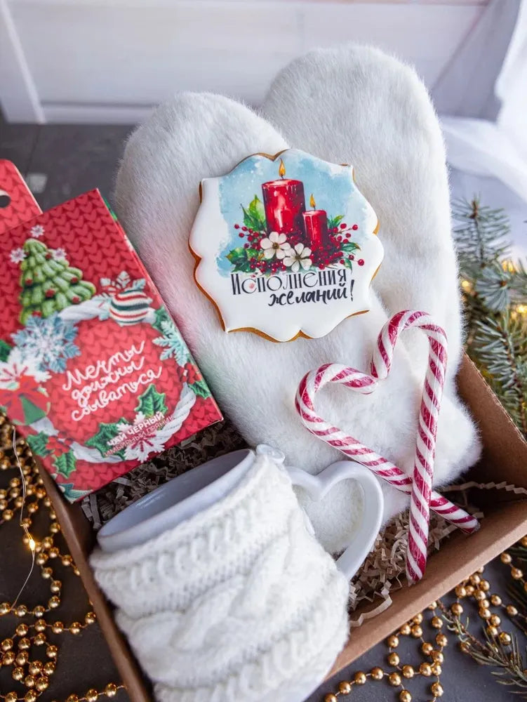 Новогодний подарок — варежки, новогодний чай, кружка в вязаном свитере.