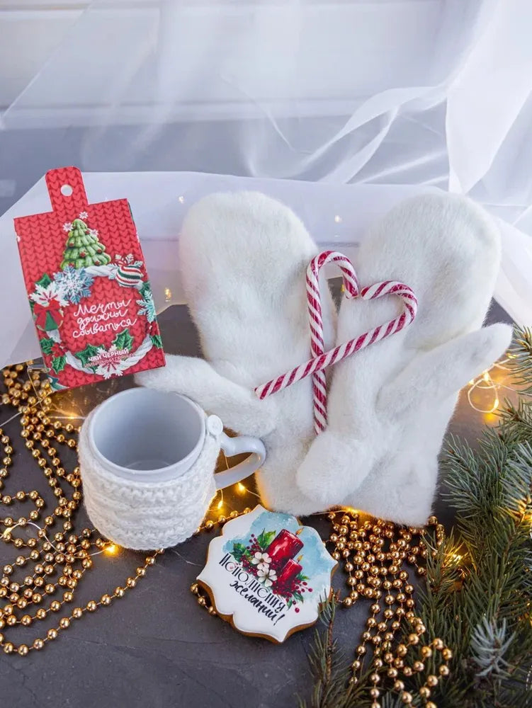 Новогодний подарок — варежки, новогодний чай, кружка в вязаном свитере.