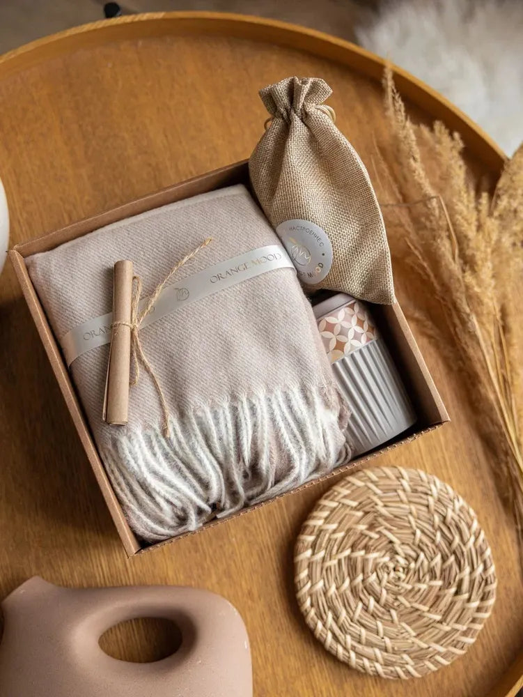 Подарочный набор для женщин - подарок для учительницы, мамы, подруги, коллеги - теплый женский шарф, палантин, свеча.