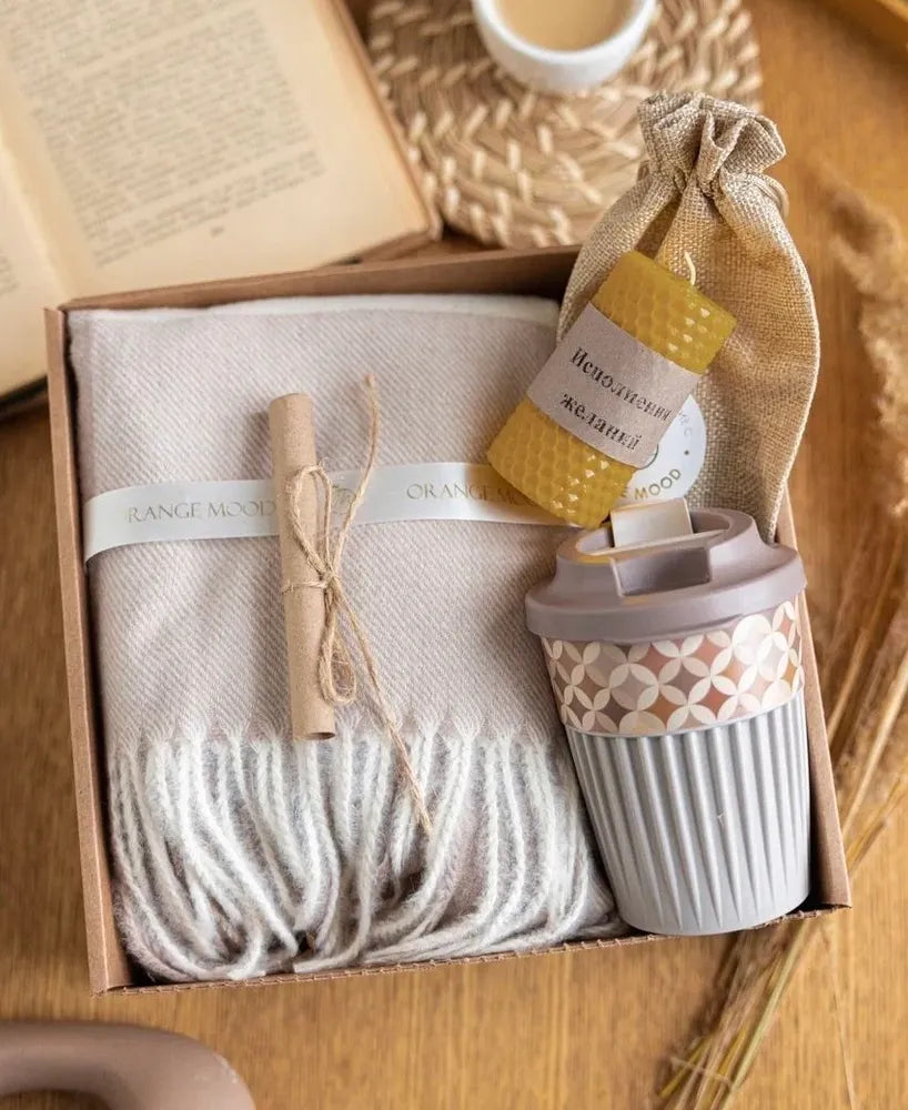 Подарочный набор для женщин - подарок для учительницы, мамы, подруги, коллеги - теплый женский шарф, палантин, свеча.