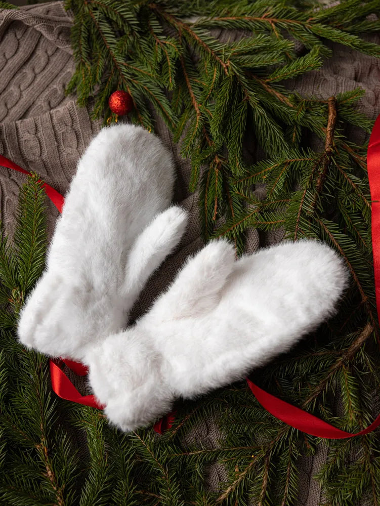 Новогодний подарочный набор «Люби зиму» — пушистые варежки, носки, свеча и кружка в вязаном футляре.