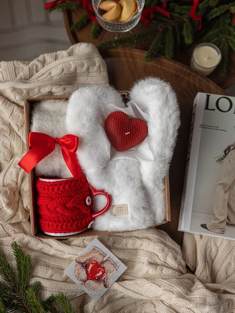 Новогодний подарочный набор «Люби зиму» — пушистые варежки, носки, свеча и кружка в вязаном футляре.