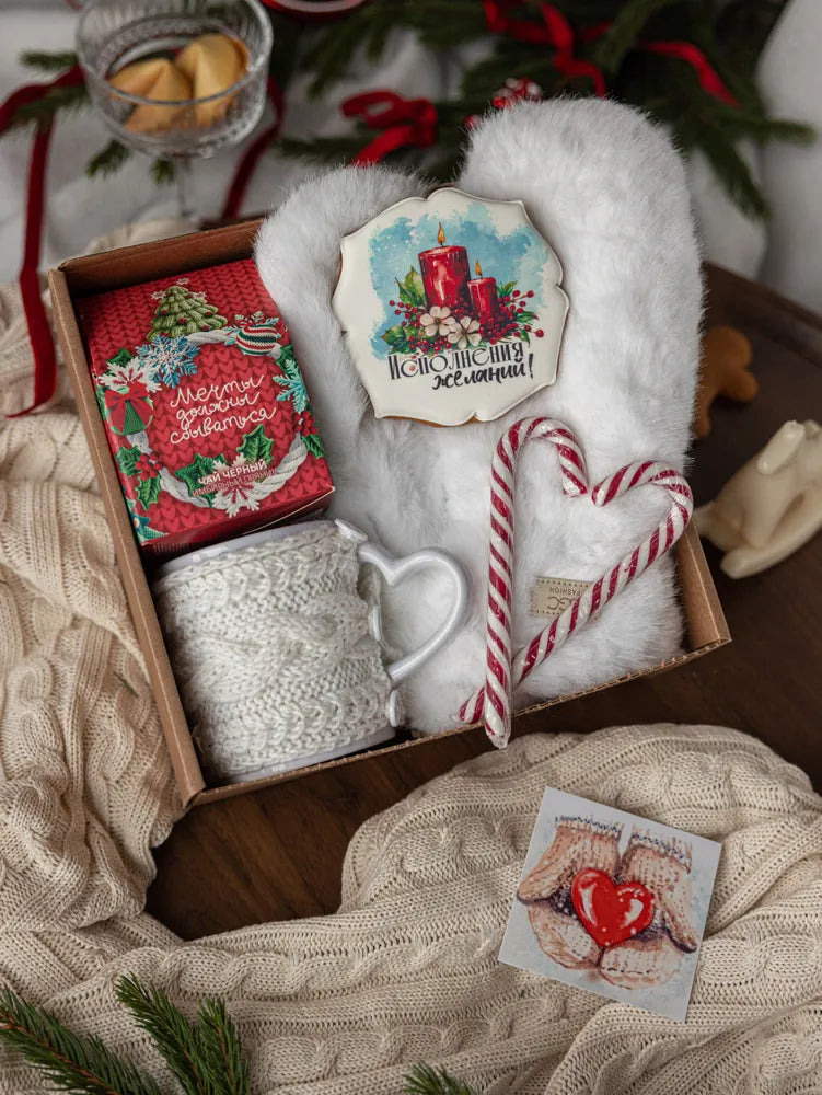 Новогодний подарок — варежки, новогодний чай, кружка в вязаном свитере.