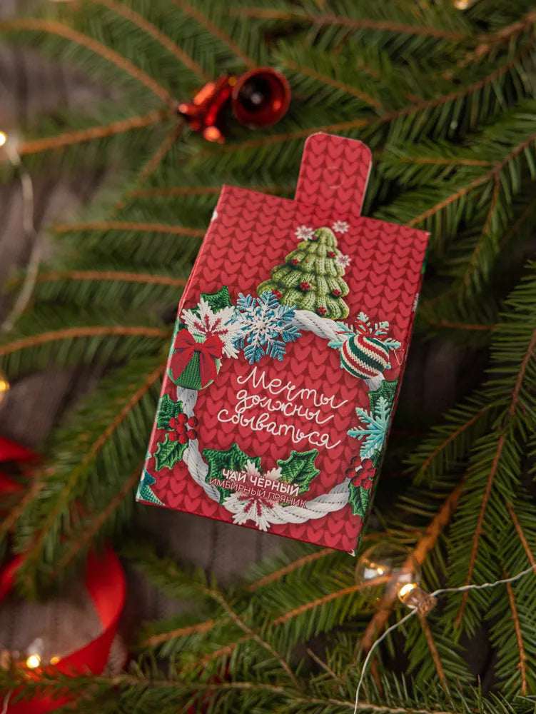 Новогодний подарок — варежки, новогодний чай, кружка в вязаном свитере.