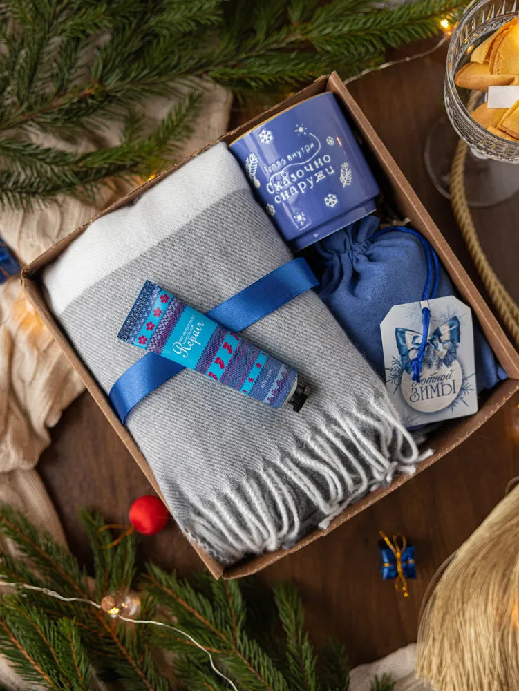 Подарочный набор для женщин к Новому году — подарок для учительницы, мамы, подруги, коллеги — теплый женский шарф, палантин, кружка, чайная чашка.