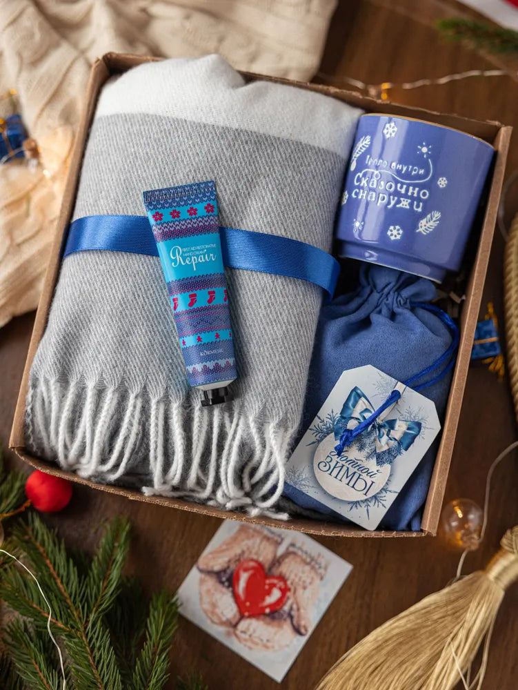 Подарочный набор для женщин к Новому году — подарок для учительницы, мамы, подруги, коллеги — теплый женский шарф, палантин, кружка, чайная чашка.