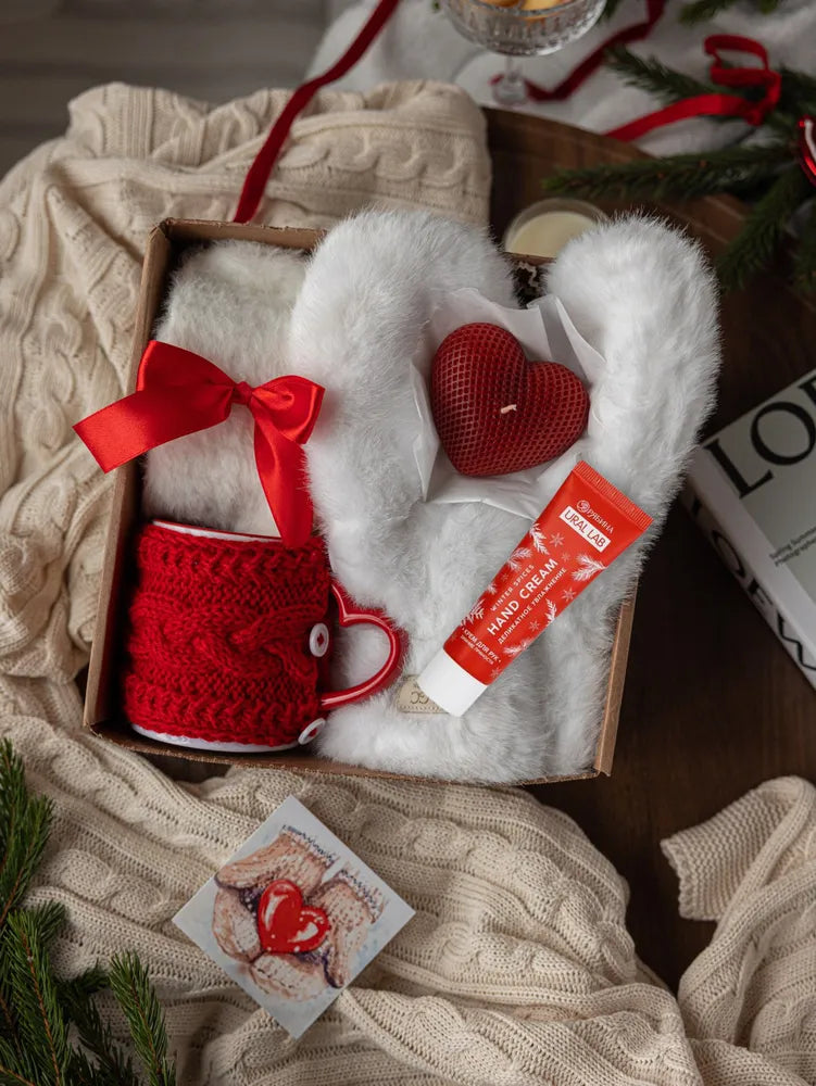 Новогодний подарочный набор «Люби зиму» — пушистые варежки, носки, свеча и кружка в вязаном футляре.