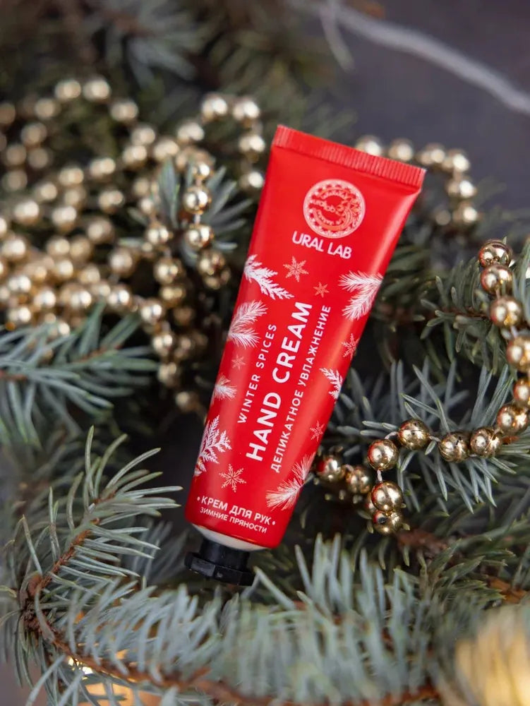 Новогодний подарочный набор «Люби зиму» — пушистые варежки, носки, свеча и кружка в вязаном футляре.