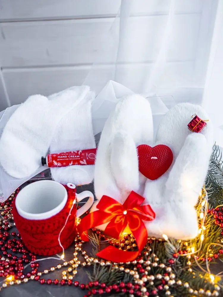 Новогодний подарочный набор «Люби зиму» — пушистые варежки, носки, свеча и кружка в вязаном футляре.