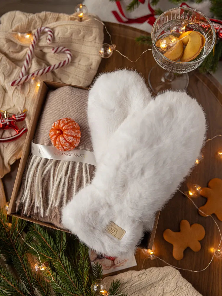 Подарочный набор для женщин, подарок для учительницы, матери, подруги или коллеги, включающий шарф, варежки и свечу мандаринового цвета.